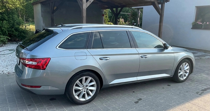 Skoda Superb cena 84000 przebieg: 123400, rok produkcji 2019 z Łódź małe 232